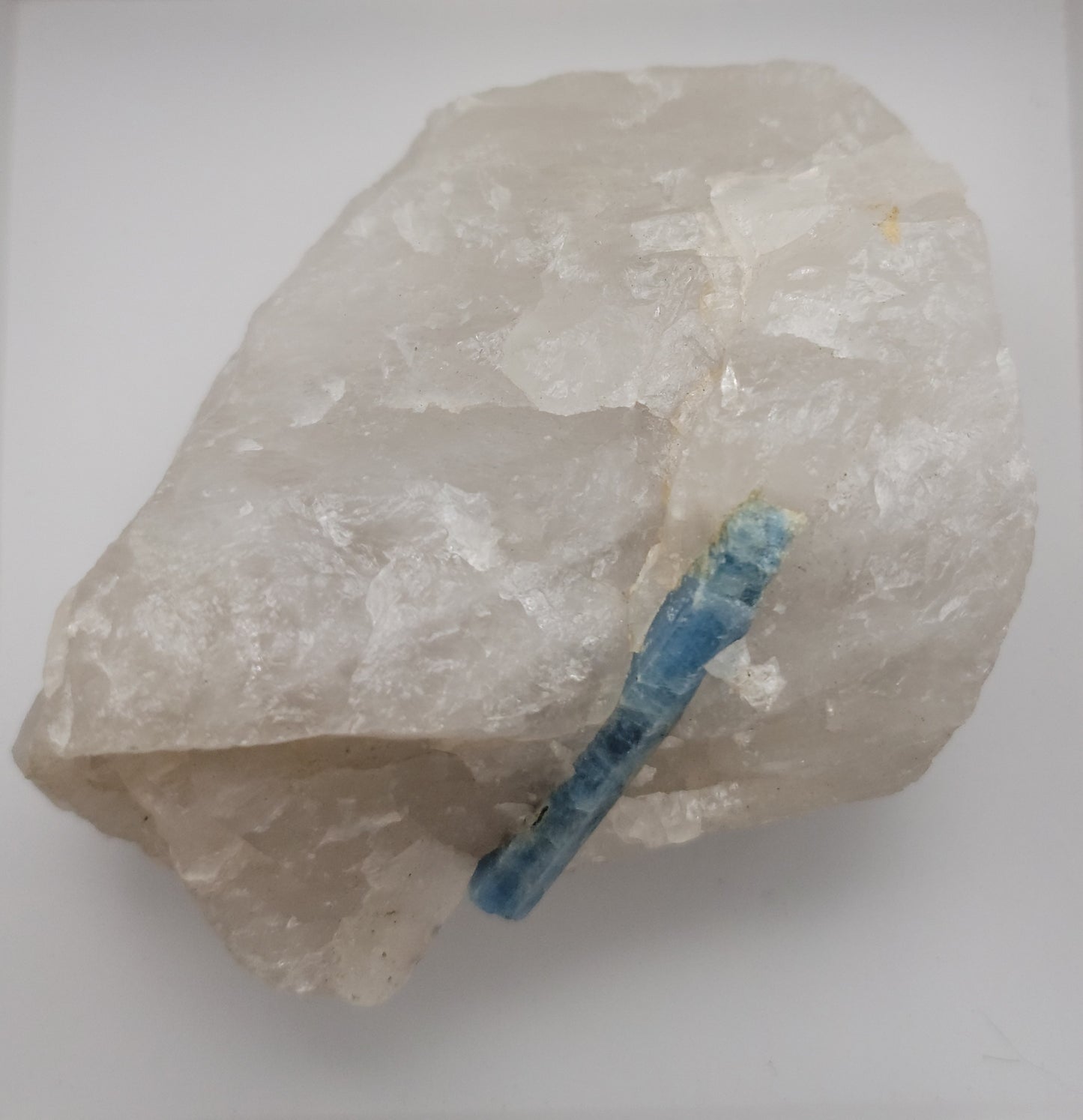 Aquamarine in Quartz